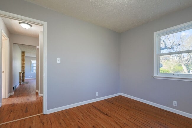 Building Photo - Gorgeous 4 bed 2 bath single-family home in Council Bluffs, IA