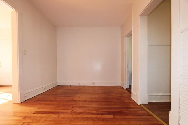 Building Photo - 14 Crombie St