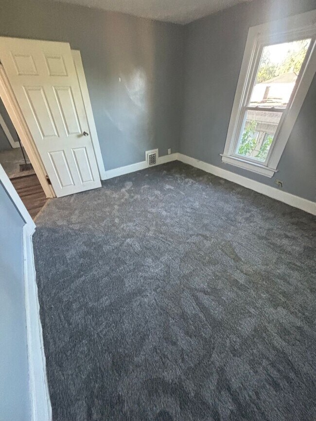 Building Photo - Large 4 bedroom 2 bathroom House