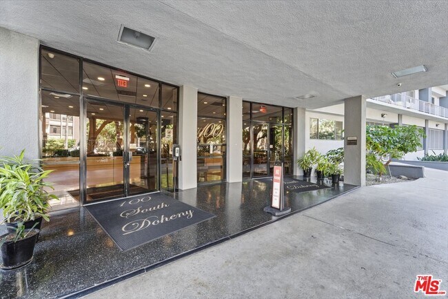 Building Photo - 100 S Doheny Dr