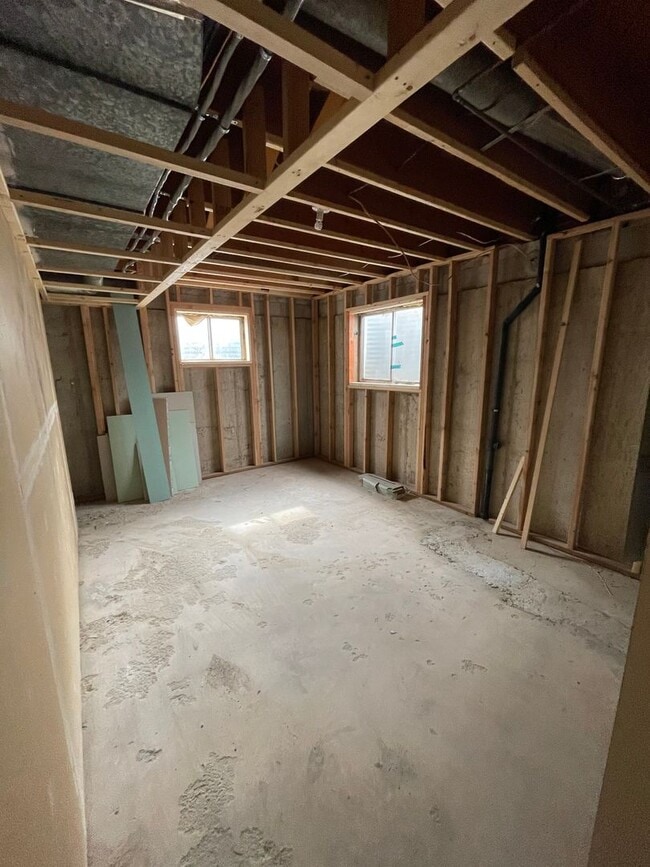 Building Photo - Charming 2 Bed 2 bathroom home with tons of storage space!