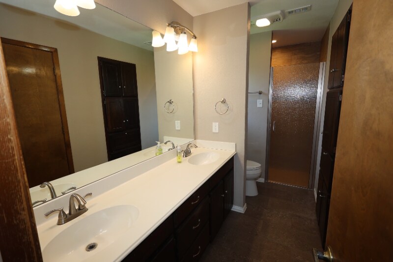 Building Photo - 412 Live Oak Dr
