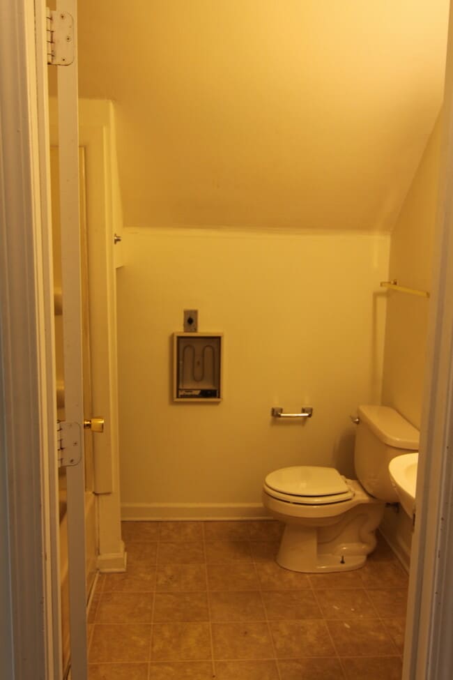 Building Photo - 4 Bedroom Pet Friendly Home For Rent Near Post!