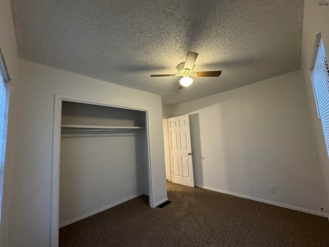 Building Photo - 615 Sunset Dr