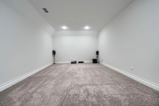 Building Photo - 16616 Sunnyland Dr