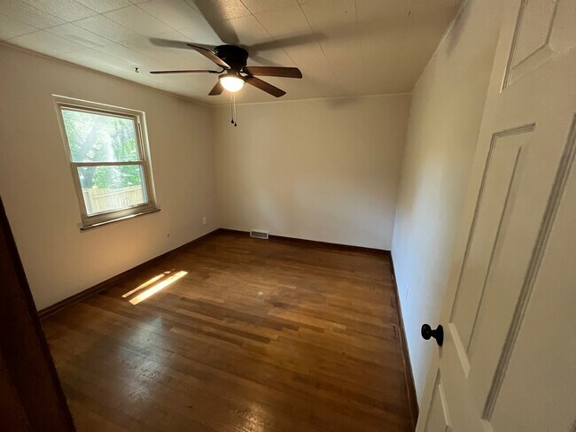 Building Photo - 3063 Sunset Dr - A