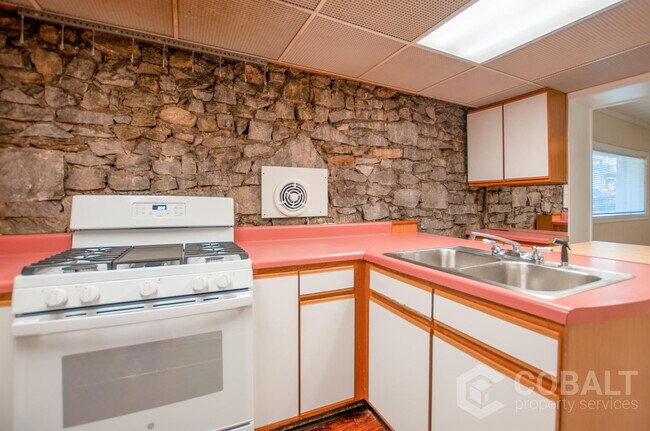 Building Photo - 867 Rosedale Rd NE