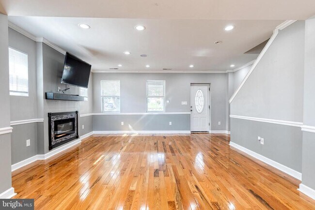 Building Photo - 3501 Woodstock Ave