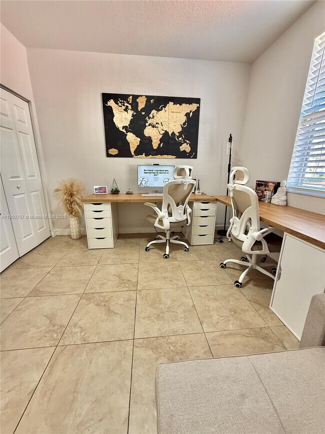 Building Photo - 1034 NE 208th St