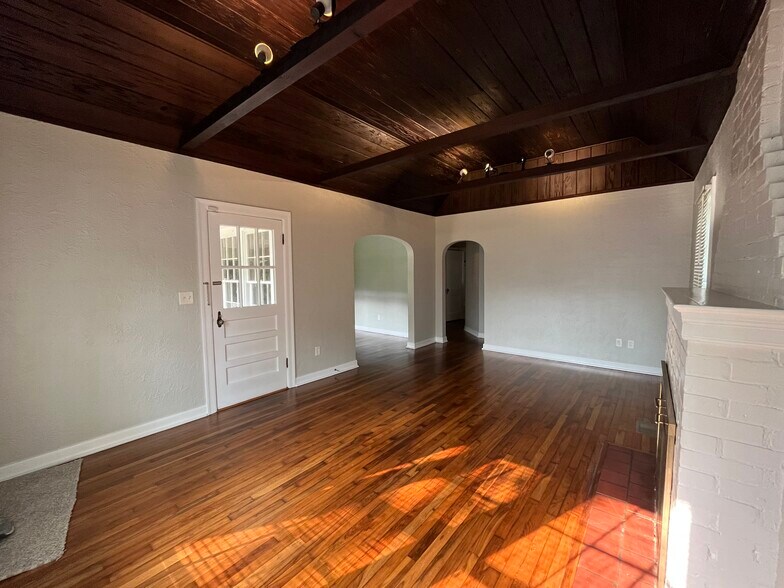 Building Photo - 2140 Arcadia Pl