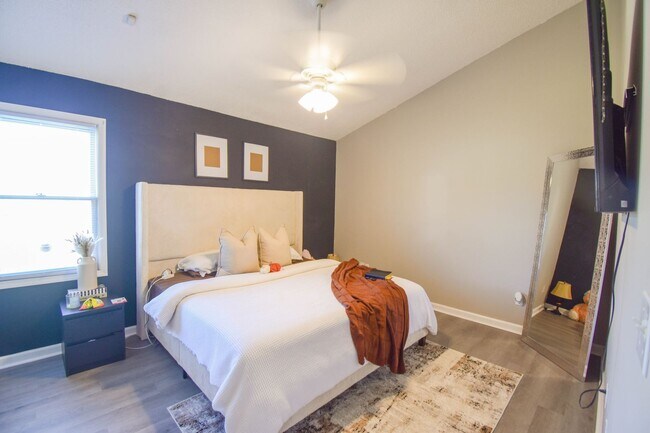 Building Photo - 3 Bedroom 2 Bathroom- Pets Considered