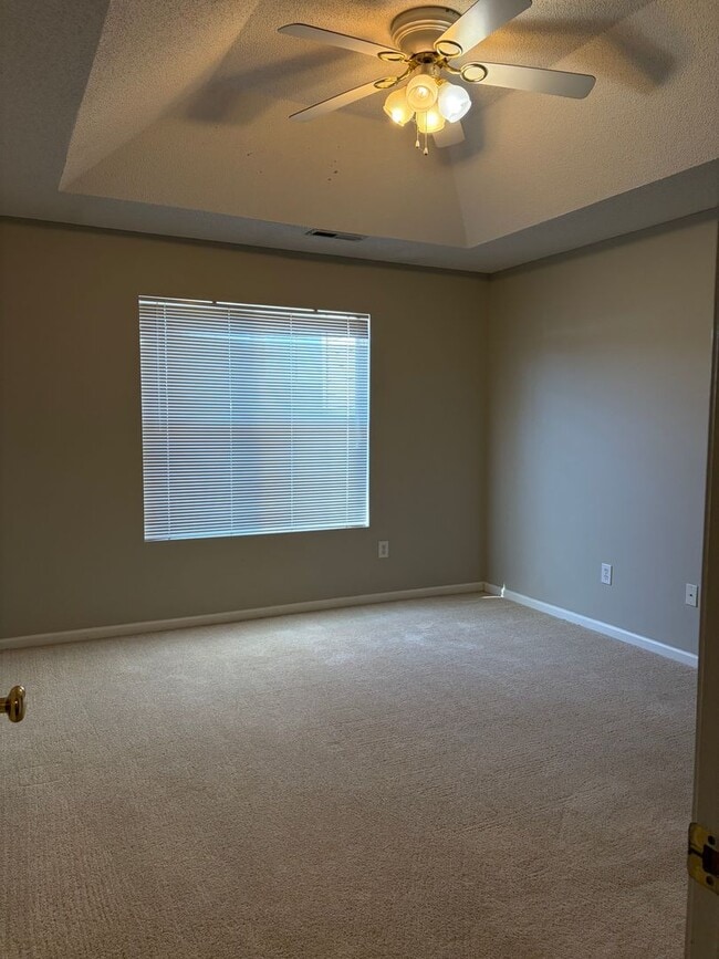 Building Photo - Charming 3 Bed 2 Bath in a gated community!!