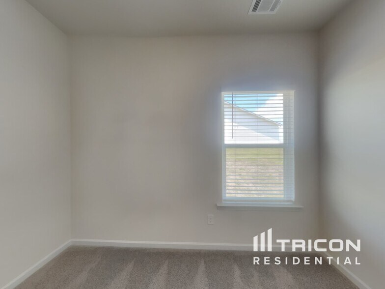 Building Photo - 1025 Claas Wy