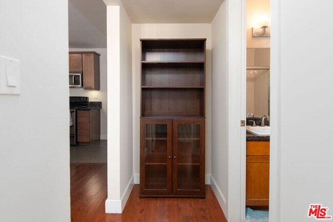 Building Photo - 10982 Roebling Ave