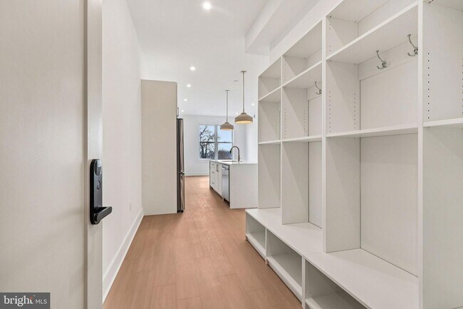 Building Photo - 30 W Allens Ln