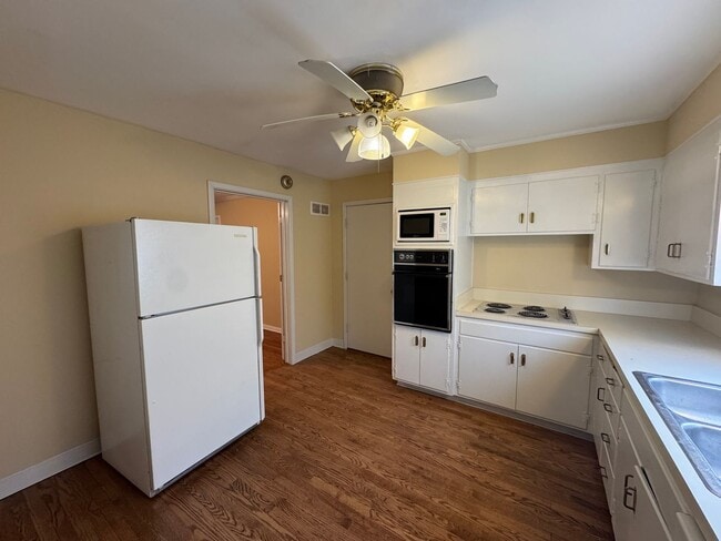 Building Photo - Spacious 1/2 Duplex in Great Waldo Area