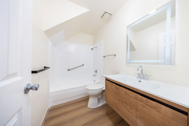 Building Photo - SPACIOUS 3 BED 2BATH UNIT LOCATED IN DESIRABLE MONTEREY PARK LOCATION!!