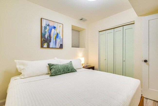 Building Photo - 4829 S Forrestville Ave