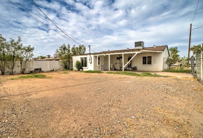 Building Photo - 2539 N 39th Ave