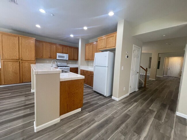 Building Photo - Beautiful 4 Bedroom Close to Downtown Brentwood!