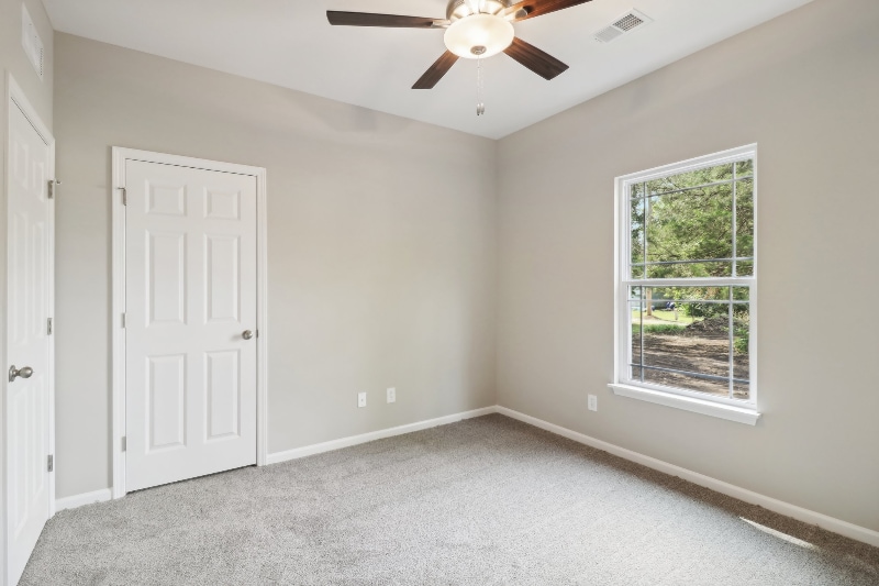 Building Photo - 842 E 8th St