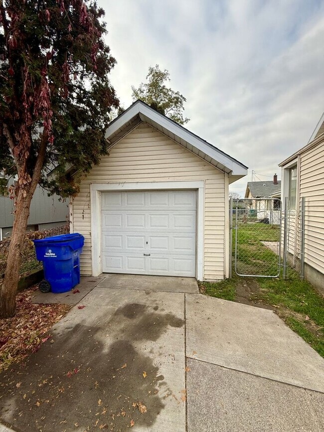 Building Photo - Approved Applicant - 2 Bedroom Newly Remod...