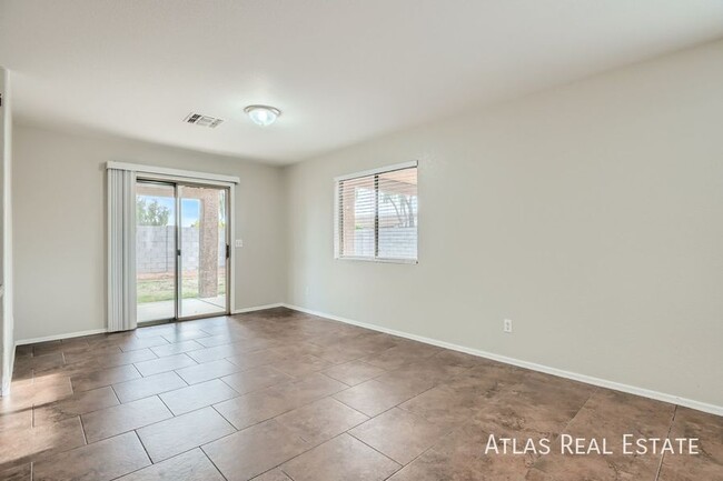 Building Photo - 3 bed 2 bath - Stainless Steel Appliances,...