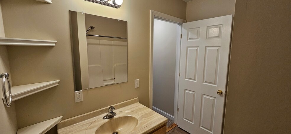 Full Bath - 192 Greystone Dr