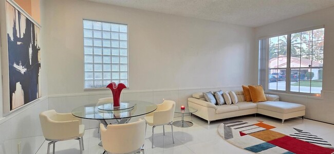 Building Photo - 661 Lake Wellington Dr