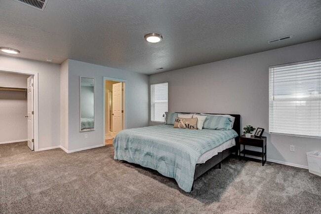 Building Photo - 4 bed 2 bath home for rent