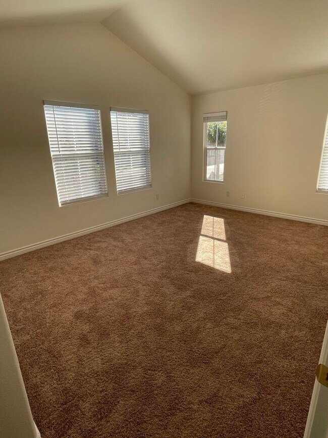 Building Photo - Newly Remodeled Home