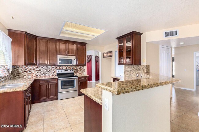 Building Photo - 1005 S Tiago Dr