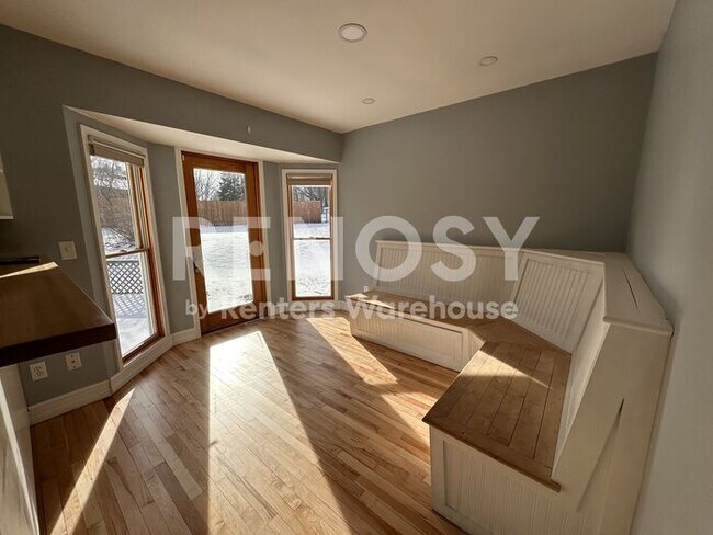 Building Photo - 5 Bedroom 3 Bathroom Single Family Home in Burnsville