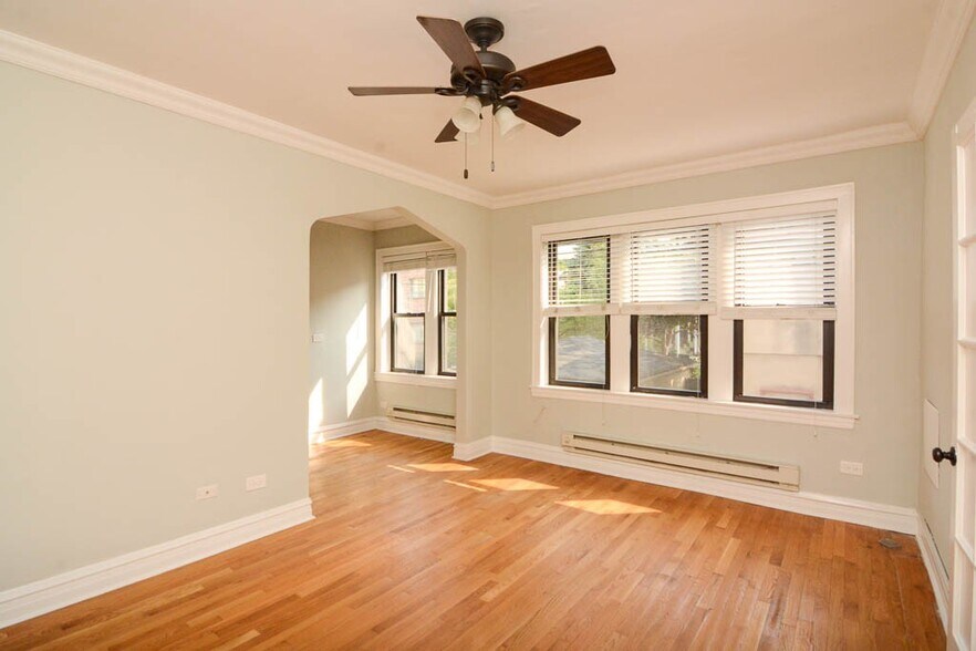 Building Photo - 4743 N Hermitage Ave