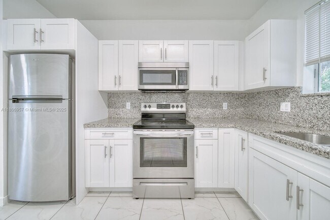 Building Photo - 14885 NE 7th Ave