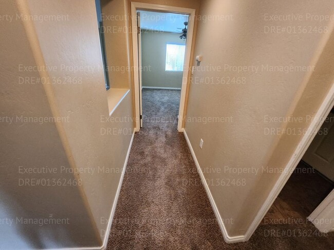 Building Photo - Spacious 4 bedroom 2 bathroom home
