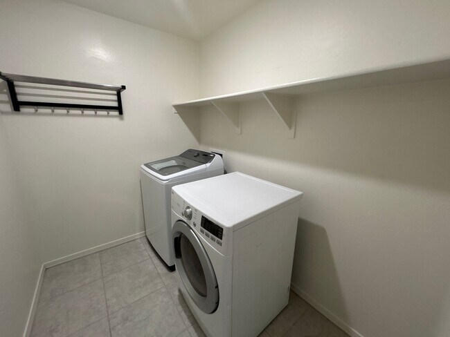 Building Photo - 19233 W Elm St