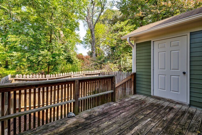 Building Photo - Newly Updated Park Place Townhome in Green...