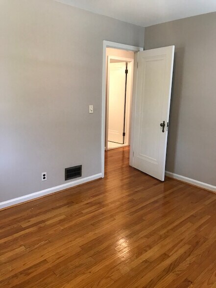 Building Photo - 1625 W Farnum Ave
