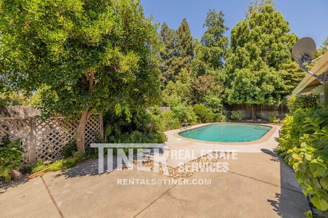 Building Photo - 4935 Kurz Cir