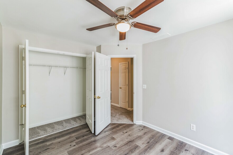Building Photo - 2453 Lakebrooke Dr