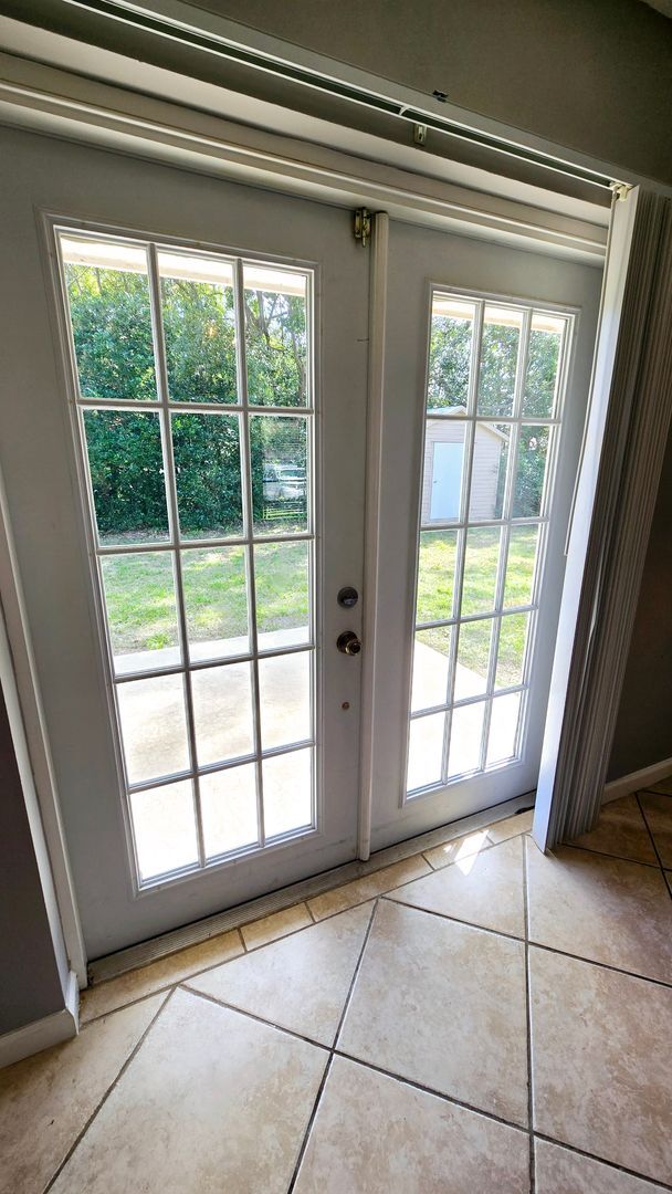Building Photo - Charming Corner Lot Home in Deland- Near T...