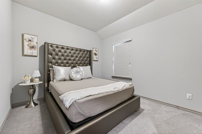 Building Photo - 6 Log House Ct