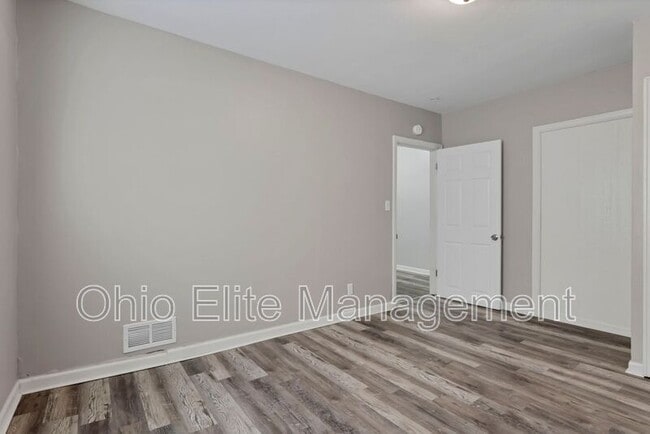 Building Photo - 987 Lilley Ave