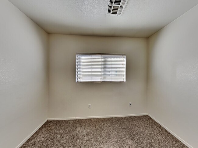 Building Photo - 2608 W Bloch Rd