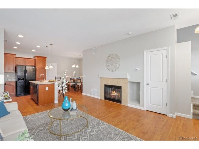 Building Photo - Charming 3BR Townhome in Golden