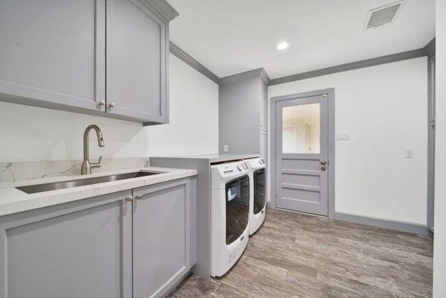 Building Photo - 10042 Briar Forest Dr