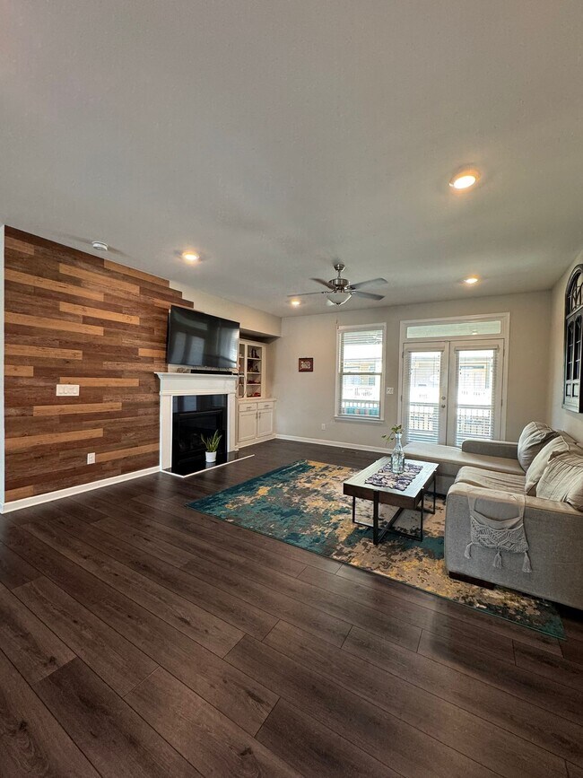 Building Photo - 3985 Redwood Dr