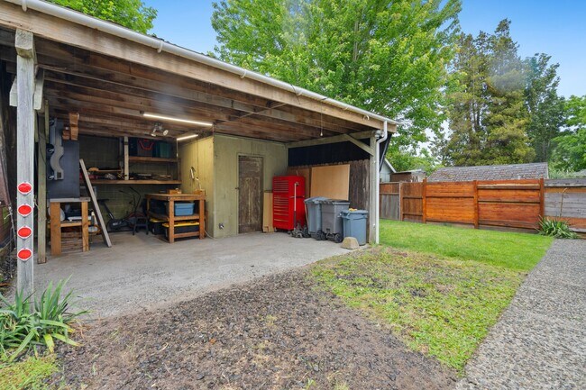 Building Photo - Spacious 4BR Turn-of-the-Century Charmer in the Heart of Bremerton!