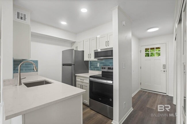 Building Photo - 2024 Sea Cliff Dr N